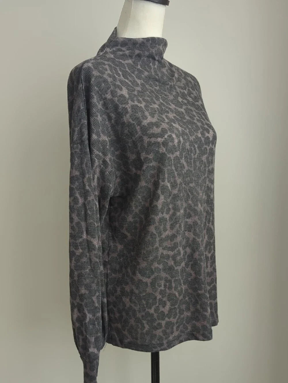 NWOT beachlunchlounge Gray & Taupe Leopard Mock Neck Sweater LARGE